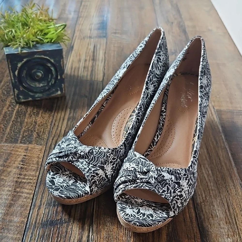 Dexflex Comfort Black and‎ White Floral Wedges